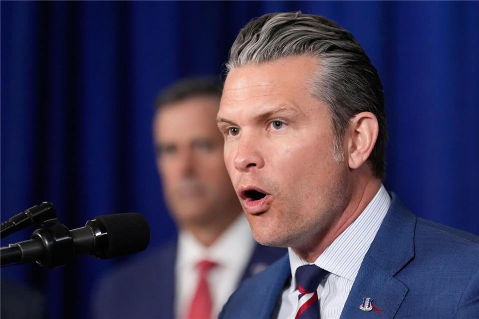 Er teilte den Post des zuständigen Regionalkommandos des US-Militärs über den erneuten Angriff auf X - US-Verteidigungsminister Pete Hegseth. (Archivbild)Alex Brandon/AP/dpa