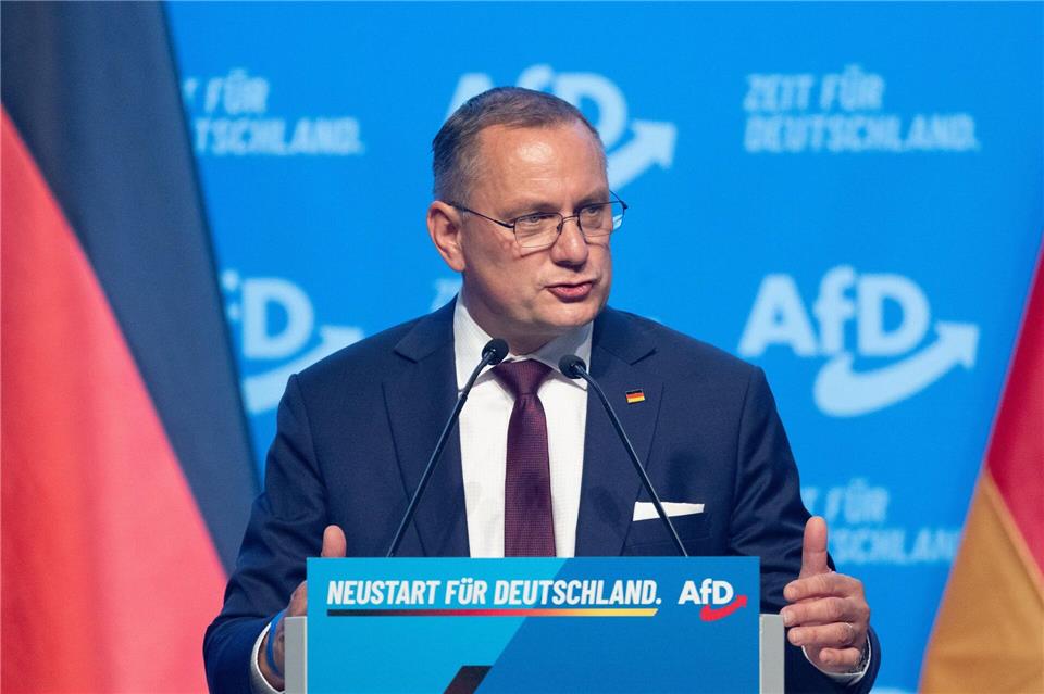 Er trete gerne im Westen Deutschlands auf, betont Tino Chrupalla, alter und neuer Co-Vorsitzender der AfD, beim Parteitag in Erfurt.Sebastian Kahnert/dpa