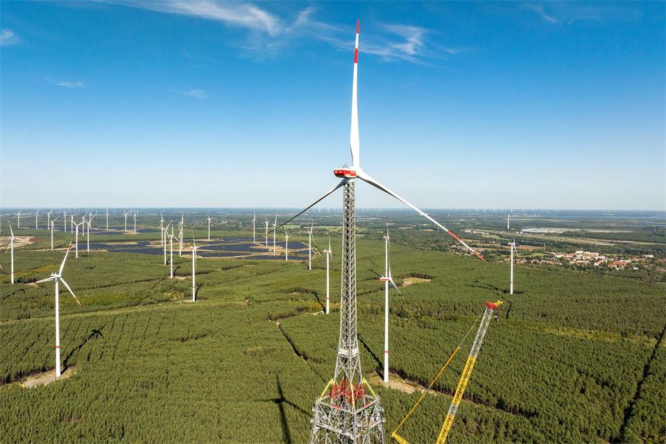 Er überragt die anderen Windräder bei Weitem: Der neue Höhenwindturm hat seine finale Höhe von 365 Metern erreicht. (Archivbild)Frank Hammerschmidt/dpa