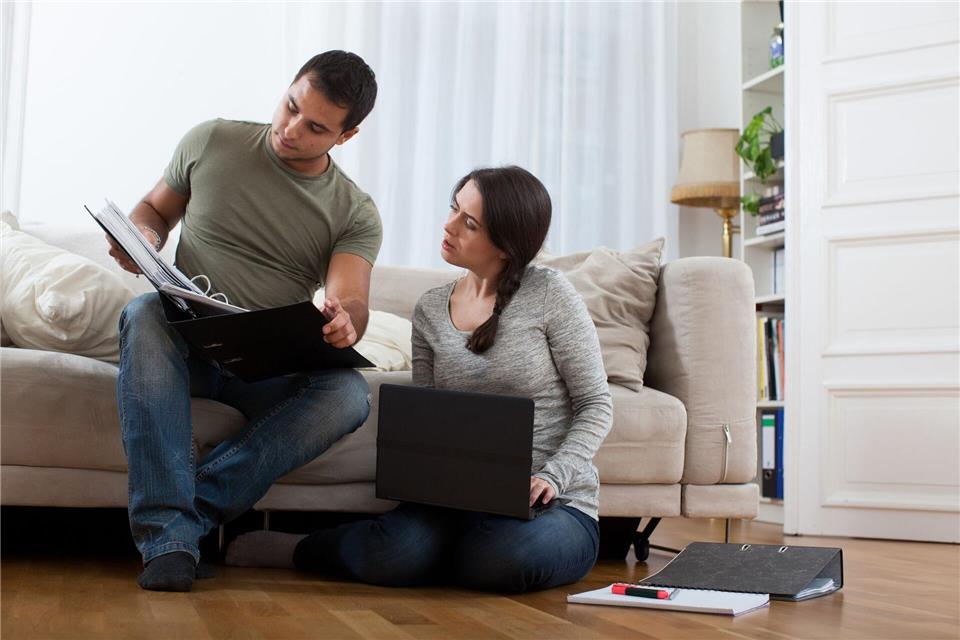 Er überweist Miete an sie. Muss sie diese Einnahmen gegenüber dem Finanzamt erklären?Christin Klose/dpa-tmn