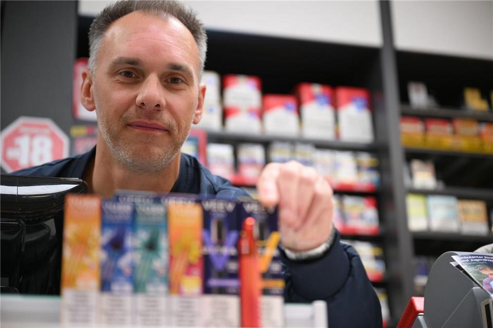 Er verkauft sowohl klassische Zigaretten als auch E-Zigaretten: der Düsseldorfer Tabakwaren-Geschäftsinhaber Sebastian Jähn.Wolf von Dewitz/dpa