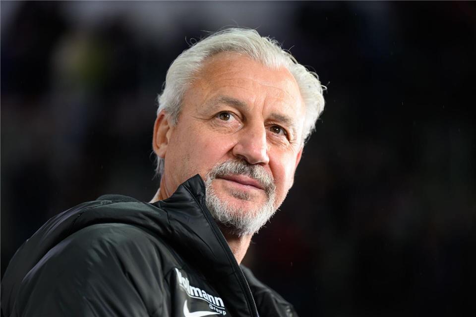 Er war Trainer in Aue - nun soll Pavel Dotchev Ulm in der 3. Fußball-Liga stabilisieren.Robert Michael/dpa