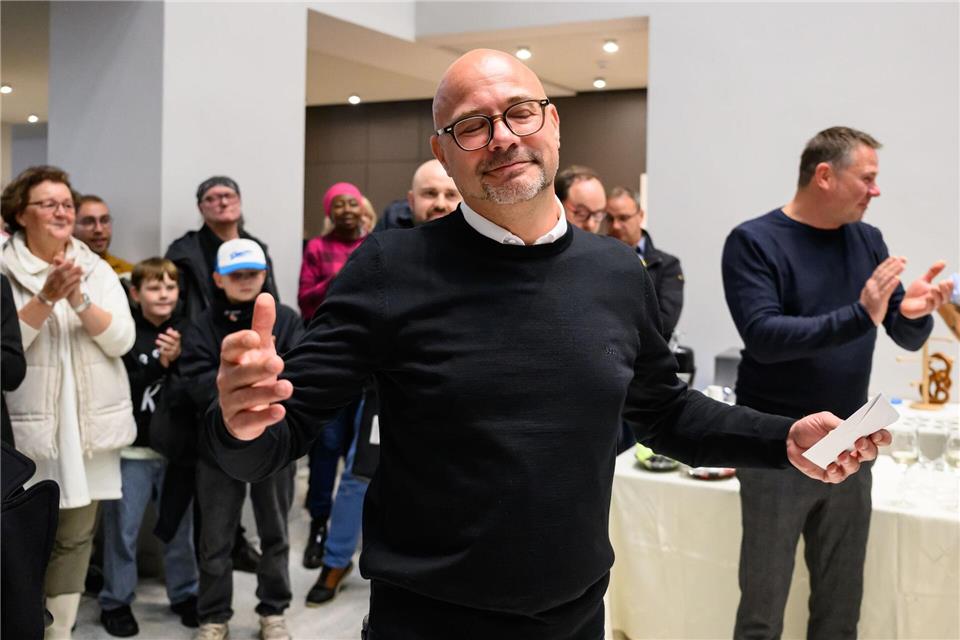 Zäsur für SPD: Potsdam wählt parteilose Noosha Aubel zur OB Er war bisher Mitarbeiter der Industrie- und Handelskammer (IHK) Ostbrandenburg - jetzt kann Axel Strasser (parteilos) seinen Sieg bei der Oberbürgermeister-Wahl in Frankfurt (Oder) feiern. Patrick Pleul/dpa