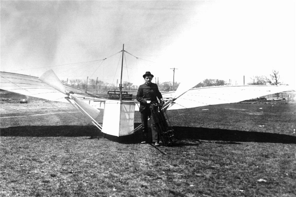 Er war wohl der Erste, der ein Motorflugzeug in die Luft brachte: Gustav Weisskopf vor seiner Maschine. (Archivbild)picture alliance / dpa