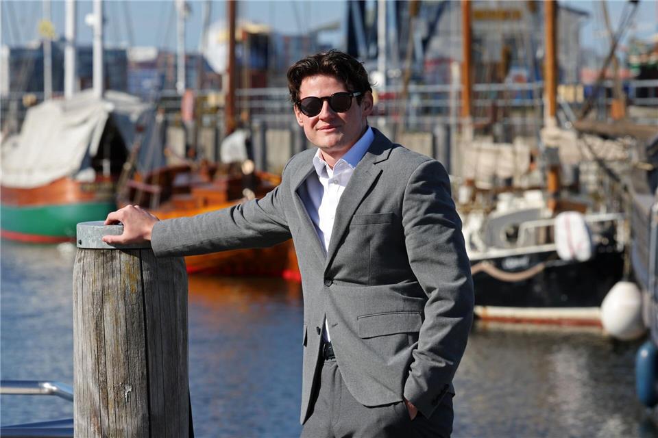 Er will in ein paar Jahren ein „Einhorn“ sein: Der Rostocker Jungunternehmer Paul Louis Kiesow hat einen Großtanker für flüssigen Wasserstoff entwickelt und patentieren lassen. Bernd Wüstneck/dpa