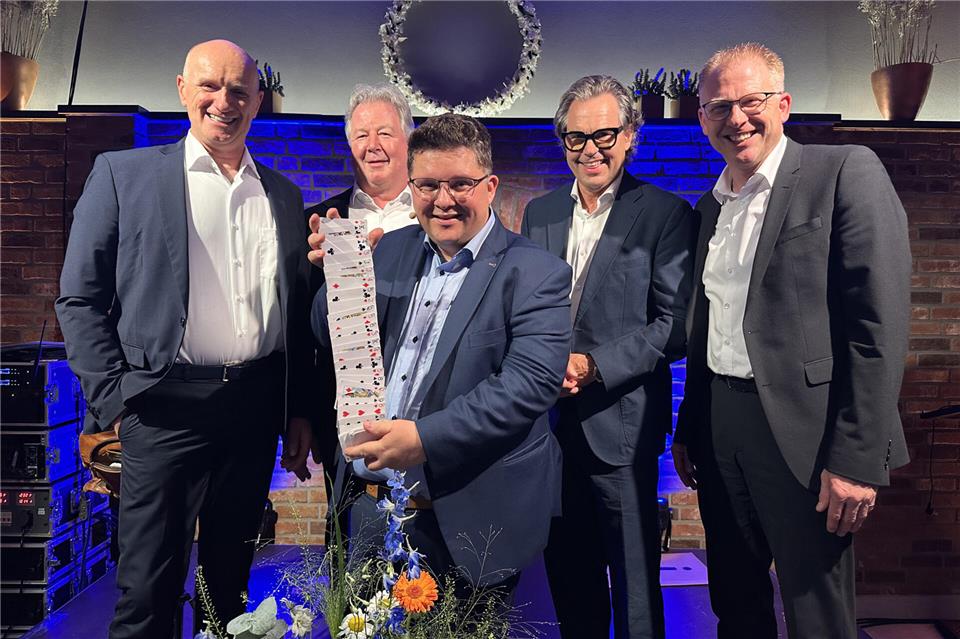 Erasmus Stein (vorne) hat ein unterhaltsames Bühnenprogramm geboten. Die Vorstände Ralf Steiger und Oliver Cichowski, Aufsichtsratsvorsitzender Jan-Bernd Seier und Vorstand Michael Weddeling (v. li.) haben über das Geschäftsjahr informiert (nicht im Bild: Vorstand Marcus Feldhaar).