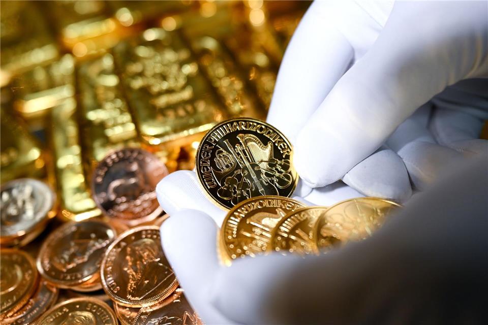 Erbeutet wurden unter anderem Luxusuhren und Goldmünzen. (Symbolbild)Sven Hoppe/dpa