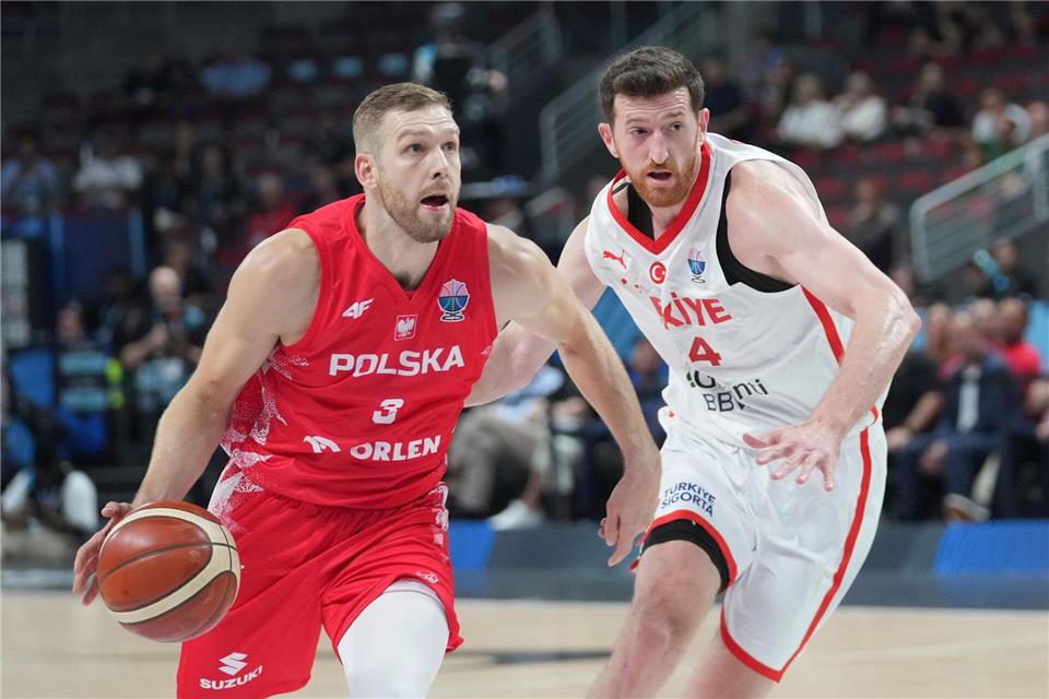 Türkei und Griechenland bei Basketball-EM im Halbfinale Ercan Osmani (r.) und die Türkei stehen erstmals seit 2001 im EM-Halbfinale.Sergei Grits/AP/dpa