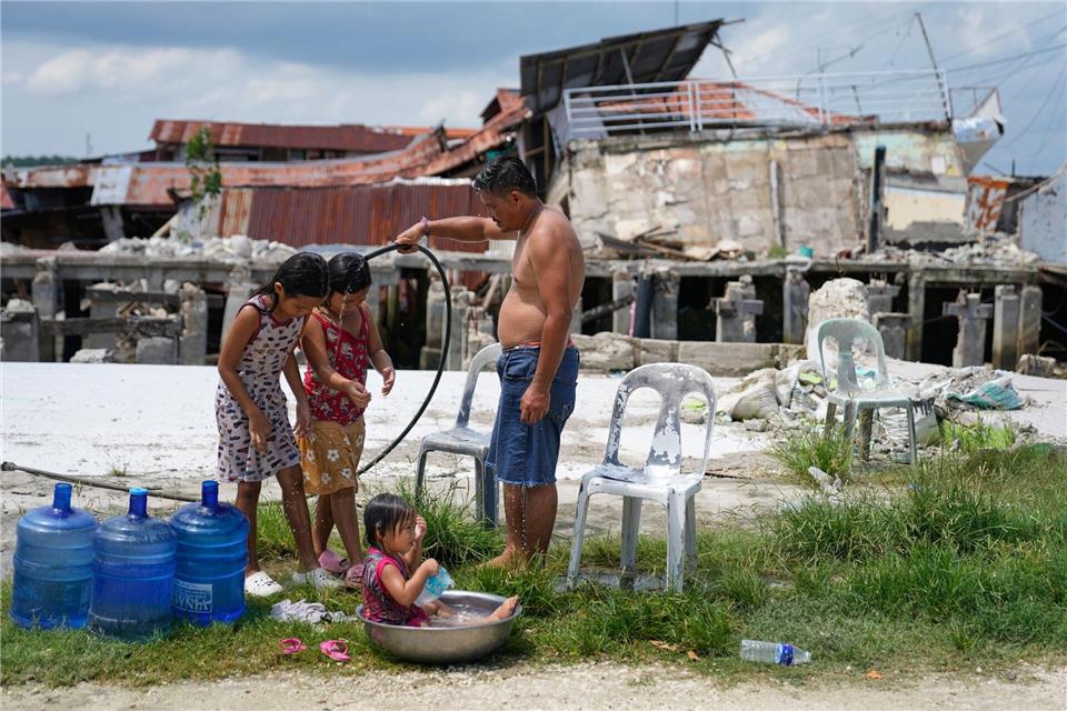 Erdbeben in Bogo: Vater badet mit Töchtern neben RuinenAaron Favila/AP/dpa