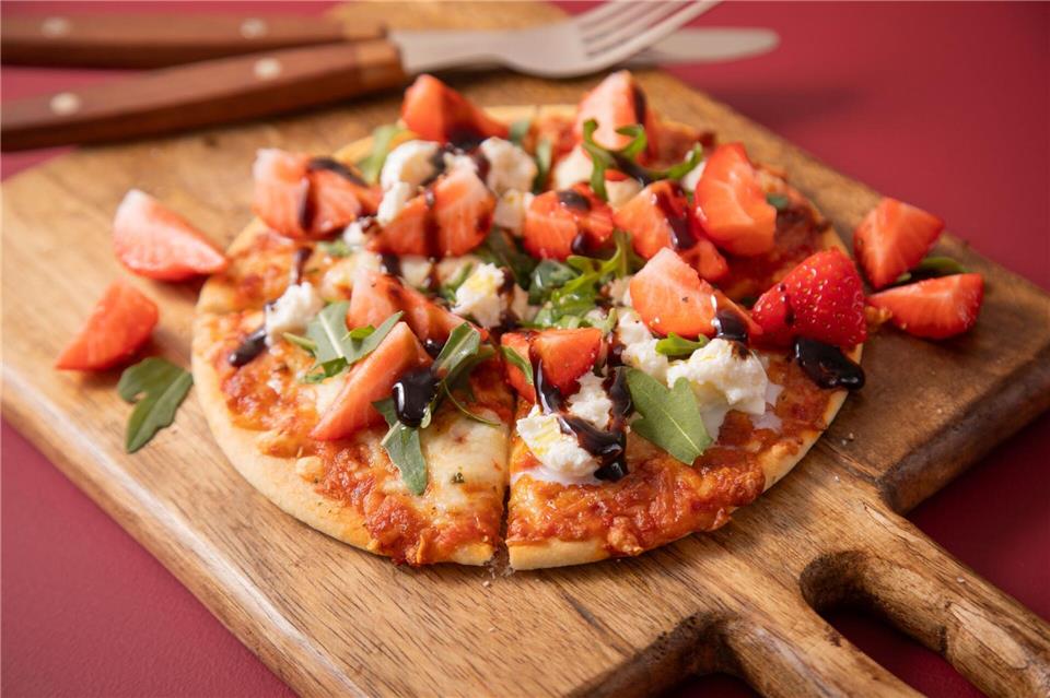 Erdbeeren auf die Pizza Margherita? Klar doch! Sie werden allerdings erst zusammen mit dem Rucola nach dem Backen aufgelegt. Christin Klose/dpa-tmn