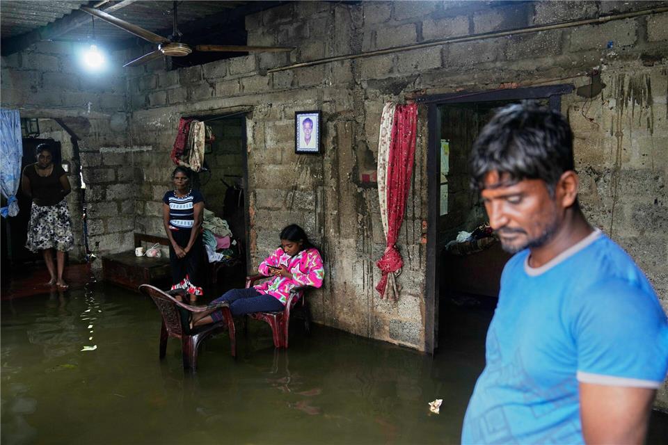 Erdrutsche, blockierte Straßen und Hochwasser in Wohnhäusern: Die Folgen des Zyklons legen das öffentliche Leben auf Sri Lanka nahezu lahm. Eranga Jayawardena/AP/dpa