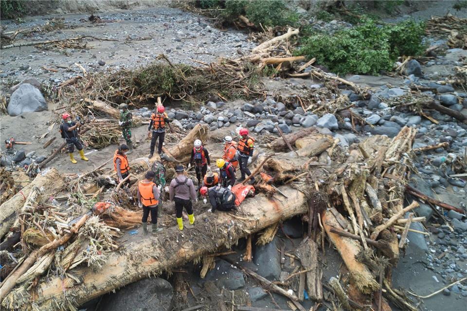 Erdrutsche und Sturzfluten haben schwere Schäden angerichtet.Nazar Chaniago/AP/dpa