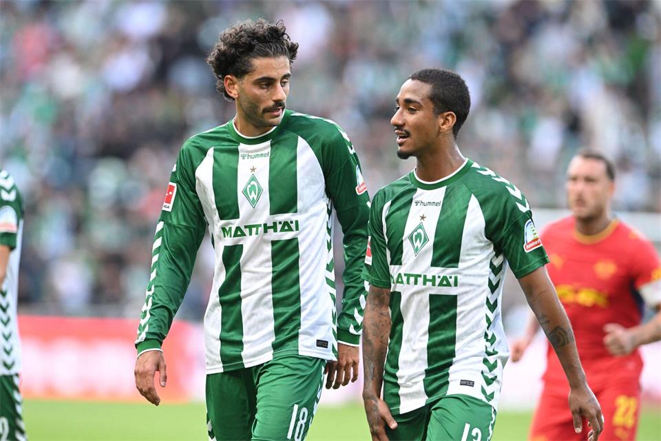 Eren Dinkci von Werder Bremen (links im Gespräch mit seinem Teamkollegen Arthur).Carmen Jaspersen/dpa