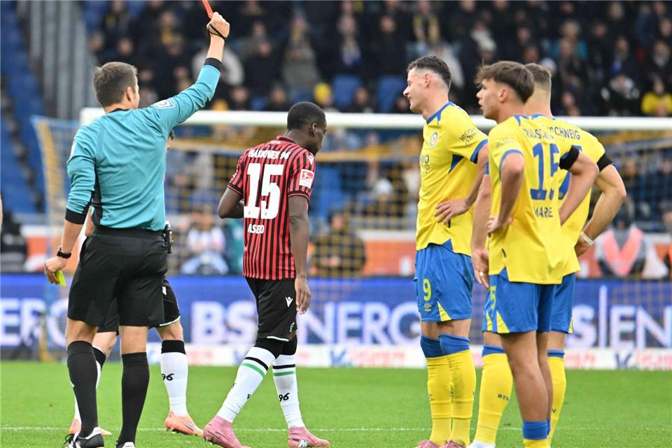 Nach Würgegriff: Braunschweig-Stürmer drei Spiele gesperrt  Erencan Yardimci  (2.v.r.) von Eintracht Braunschweig sieht im Derby gegen Hannover 96 die Rote Karte.Swen Pförtner/dpa