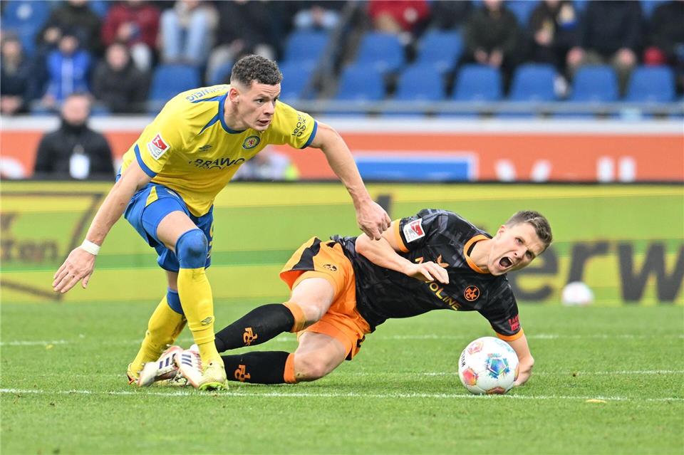 Erencan Yardimci (l) wechselt leihweise zum 1. FC Kaiserslautern. (Archivbild)Swen Pförtner/dpa