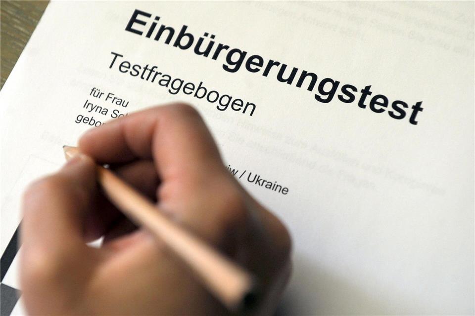 Polizei ermittelt in mehreren Städten zu Sprachtest-Betrug Erfolgreich absolvierte Sprachtests werden nicht nur für die Einbürgerung verlangt, sondern in vielen Fällen auch für den Familiennachzug. (Symbolbild)Uli Deck/dpa