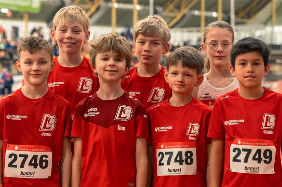 Erfolgreich unterwegs in Dortmund: (hinten von links) Thomas Meijerink, Vincent Meijerink und Viktoria Saure sowie (vorne von links) Jonas Klein-Ridder, Tom Rickert, Arne Leesing und Gabriel Marulanda Castiblanco vom LC Borken. Auf dem Foto fehlt Henner Wißing.