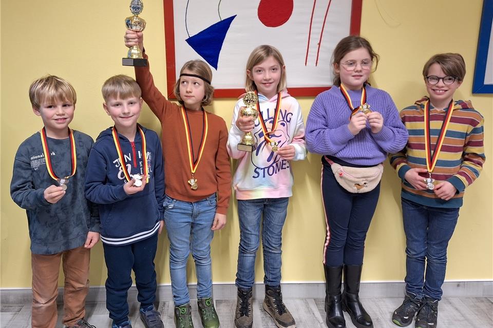 Erfolgreich waren die Raesfelder Teilnehmer beim Turnier in der Mensa (v. l.): Mattis Volmer, Lukas Völl, Torben Volmer, Lotta Kösters, Jule Eming und Lotte Büsken.