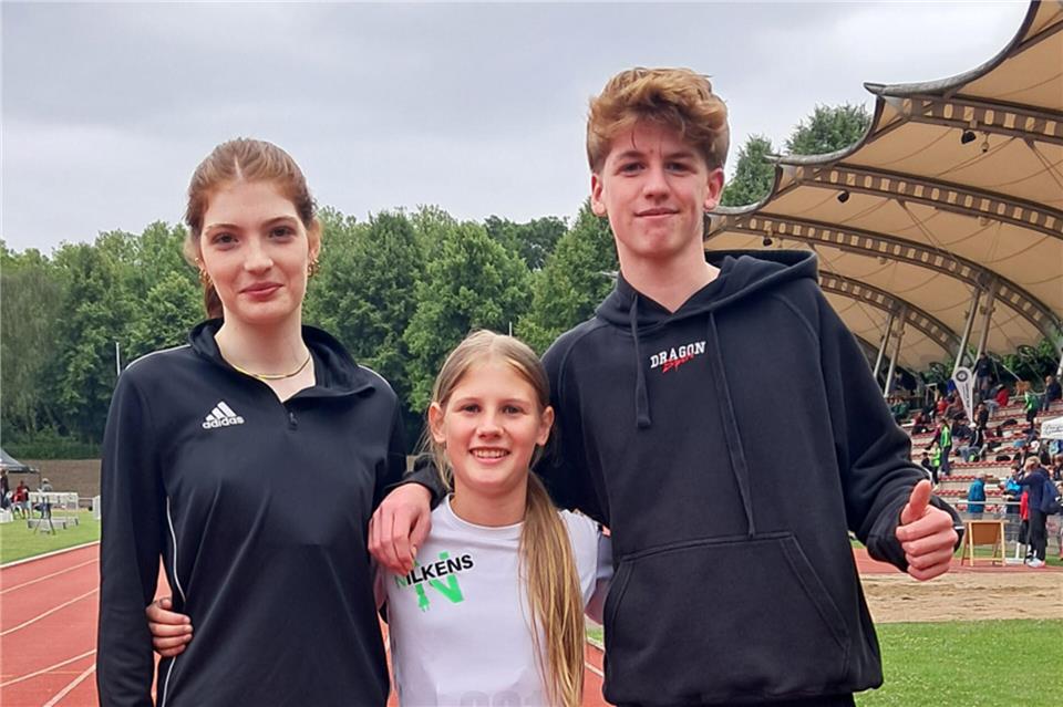 Erfolgreiches Heidener Trio in Gladbeck: (von links) Friederike Mierswa und Lea Brüninghoff mit Bezirksmeister Simon Schlagenwerth.
