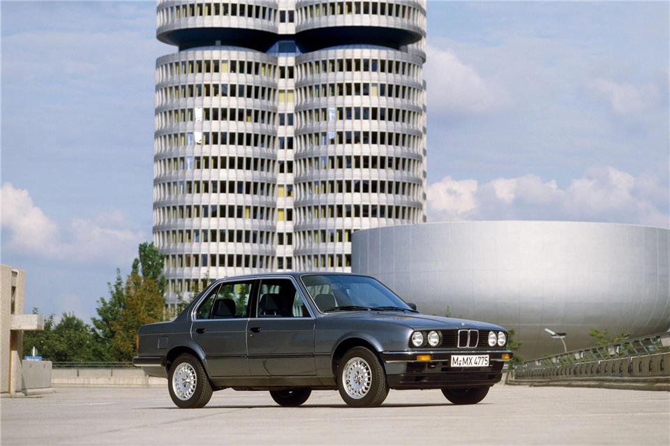 50 Jahre 3er BMW: Der Vater der Fahrfreude feiert Geburtstag Erfolgsgeschichte: Der erste Dreier vor der BMW-Konzernzentrale in München - die trägt wegen den vier miteinander verbundenen Türmen den Spitznamen „Vierzylinder“.BMW AG/dpa-tmn