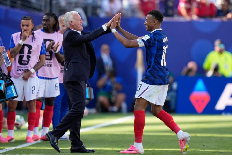 Erfolgstrainer und Starstürmer: Didier Deschamps (l.) und Kylian Mbappé.Frank Franklin II/AP/dpa