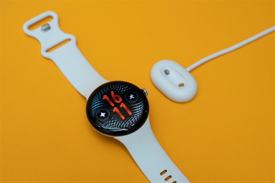 Erfreuliches Detail bei Googles Pixel Watch 5: Das praktische Ladekabel des Vorgängers kann weiterverwendet werden.Nico Tapia/dpa-tmn