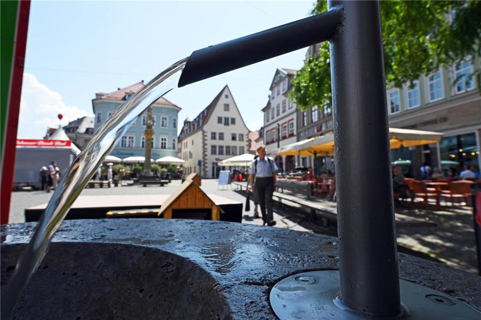 Erfrischung in Erfurt an einem Trinkbrunnnen. Martin Schutt/dpa