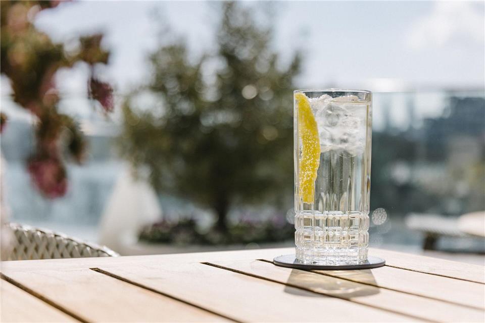 Erfrischung pur: Longdrinks in einem hohen Glas werden Highballs genannt. Meist bestehen sie aus einer Spirituose und viel alkoholfreiem Soda oder Tonic - gern mit einem Schnitz Zitrone. Alina Zelenska/The Fontenay/dpa-tmn