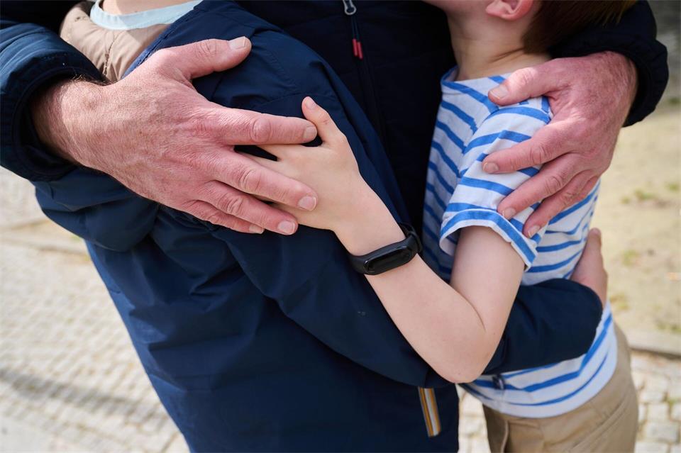 Erfüllt die Mutter ihren Unterhaltsbeitrag durch die Betreuung und Versorgung der überwiegend bei ihr lebenden Kinder, muss der Vater seinen Anteil in Form von Barunterhalt leisten.picture alliance/dpa