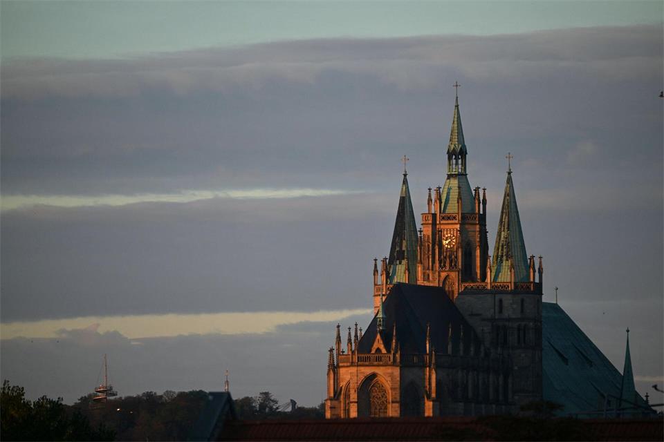 Erfurt: Blick auf den Mariendom in der Morgensonne – milde HerbststimmungMartin Schutt/dpa