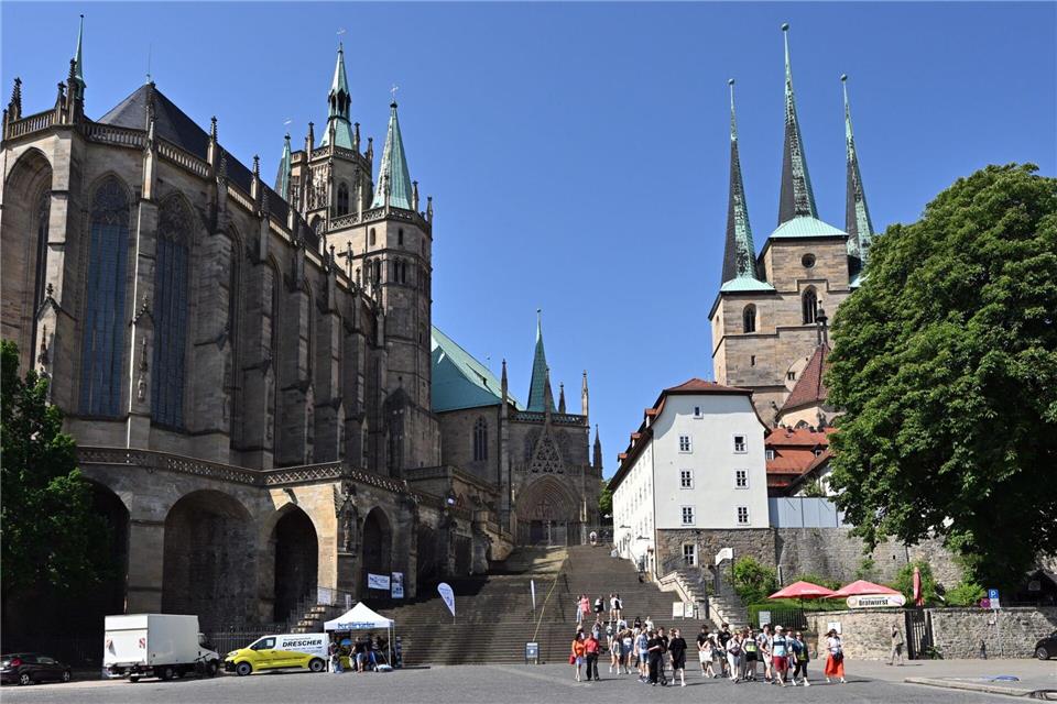 Erfurt mit Sehenswürdigkeiten wie dem Dom und Höhepunkten wie Weihnachtsmarkt und Domstufenfestspielen ist bei Touristen beliebt. (Archivbild)Martin Schutt/dpa