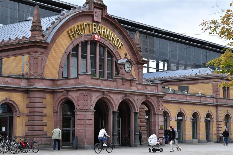 Erfurter Hauptbahnhof. Der Schmidtstedter Knoten ist einer der wichtigsten Verkehrsknotenpunkte in der Thüringer Landeshauptstadt. picture alliance / Martin Schutt/dpa-Zentralbild/dpa