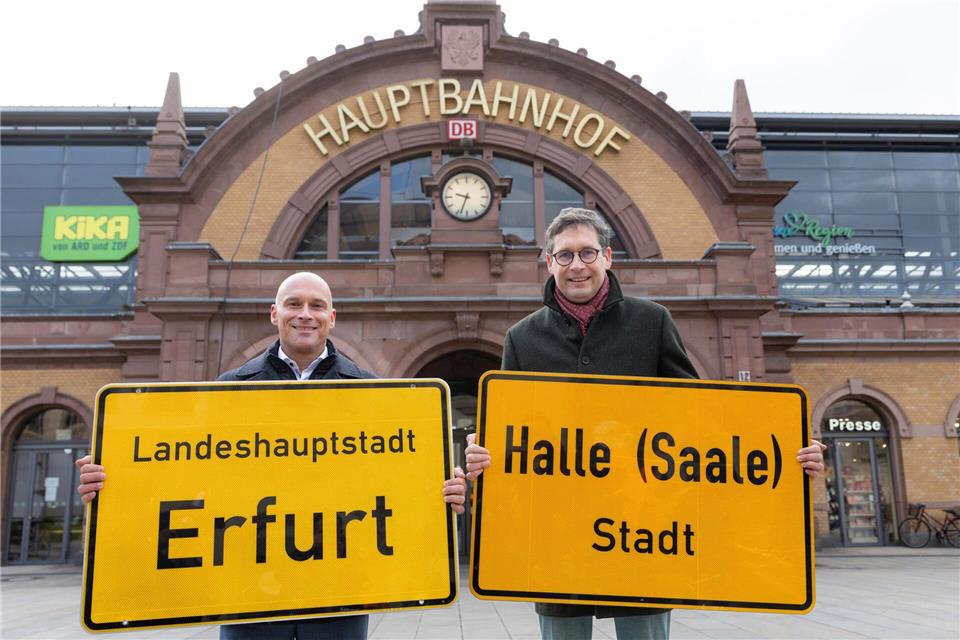 Erfurts Oberbürgermeister Andreas Horn (CDU) und Halles OB Alexander Vogt (parteilos) werben für ihre Städte. Michael Reichel/dpa