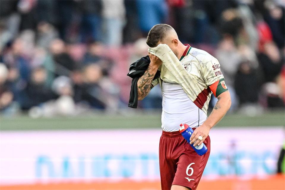 Ergebnis-Frust nach seinem Rekordspiel: FCA-Kapitän Jeffrey Gouweleeuw hätte sich einen Sieg gewünscht. Harry Langer/dpa
