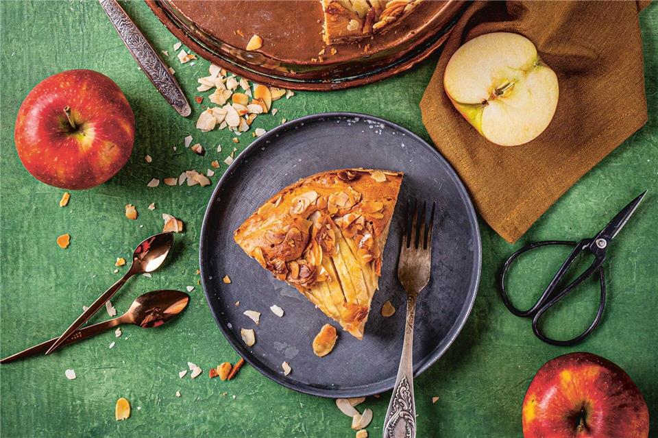 Ergibt ein besonderes Muster: Die halben Äpfel werden nicht in Scheibchen oder Viertel durchgeschnitten, sondern nur eingeritzt und tief in den zuckerfreien Teig gedrückt und gebacken.Susann Kreihe/Christian Verlag/dpa-tmn