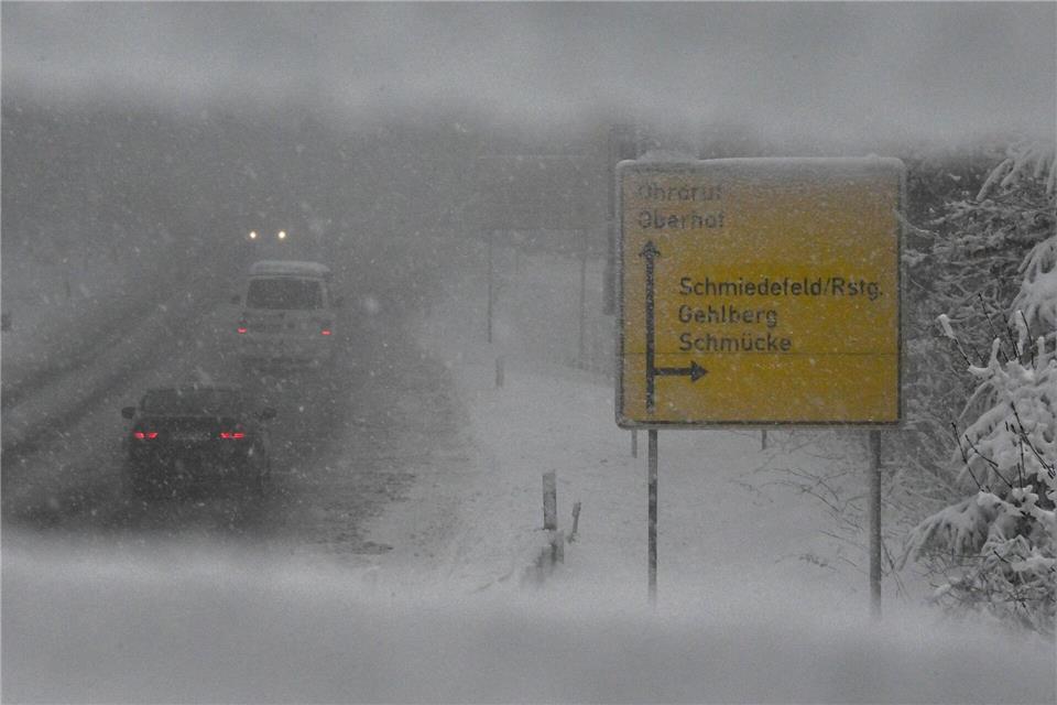 Ergiebige Schneefälle und glatte Straßen haben zu zahlreichen Unfällen in Thüringen geführt.Hendrik Schmidt/dpa