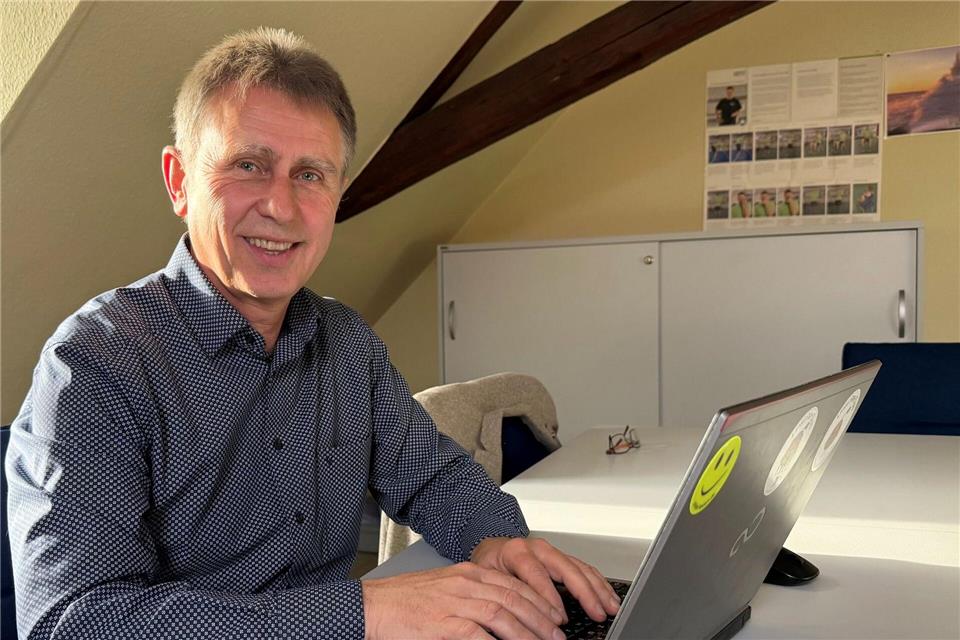 Erhard Hartmann ist treibende Kraft des Projekts Digital-Lotsen in Linsengericht, bei dem ehrenamtliche Helfer Seniorinnen und Senioren bei Problemen mit der Nutzung von Smartphones und Computern zur Seite stehen.Michael Bauer/dpa