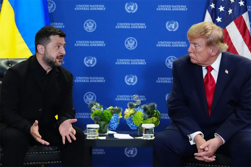 Erhöht der US-Präsident Donald Trump mit einer geringeren Weitergabe von Aufklärungsdaten und einer Starlink-Drosselung den Druck auf den ukrainischen Präsidenten Wolodymyr Selenskyj? (Archivbild)Julia Demaree Nikhinson/AP/dpa