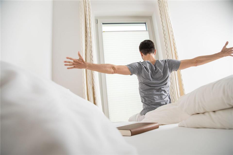 Erholsam geschlafen? Die Nachtruhe ist für Biohackerinnen und Biohacker unverhandelbar. picture alliance/dpa/dpa-tmn