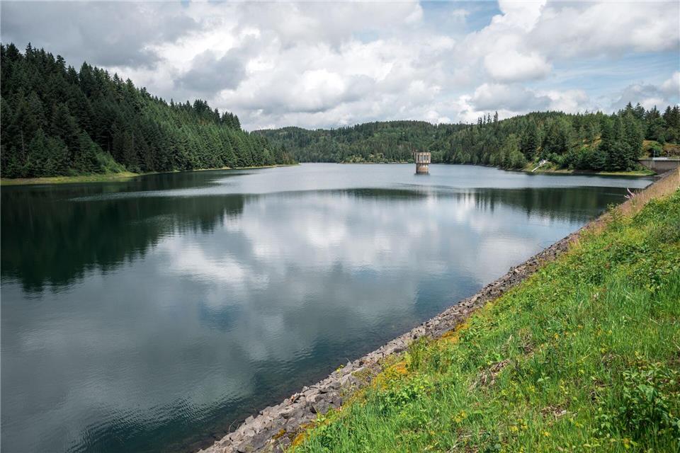 Erholungsort und wichtige Trinkwasserquelle der Region: die Talsperre Mauthaus in Oberfranken.Daniel Vogl/dpa