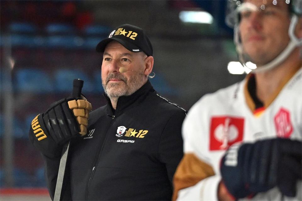 Éric Dubois feierte im Test gegen Augsburg seinen ersten Sieg als Cheftrainer der Eisbären BerlinElisa Schu/dpa