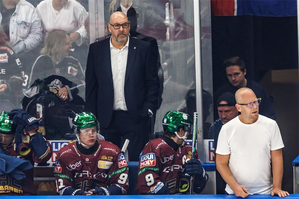 Éric Dubois feierte mit dem Auftaktsieg gegen Straubing ein erfolgreiches DEL-Debüt als Cheftrainer der Eisbären Berlin.Andreas Gora/dpa