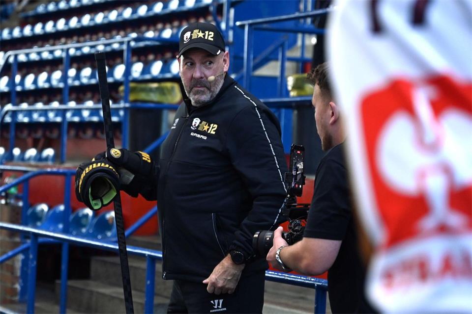 Éric Dubois ist der neue Trainer der Eisbären. (Archivbild)Elisa Schu/dpa