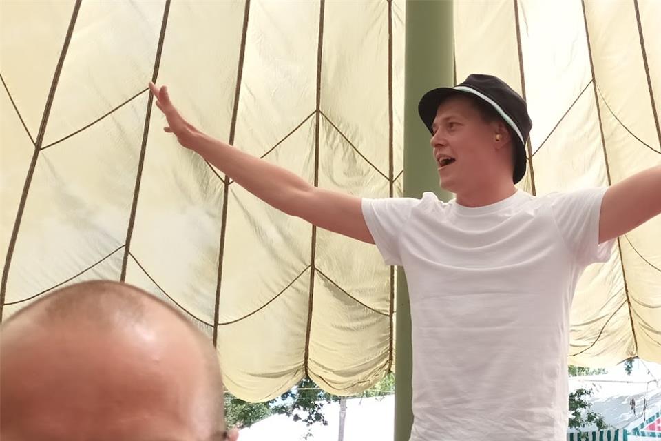 Eric Grave freut sich sichtlich über seinen Triumph. 
