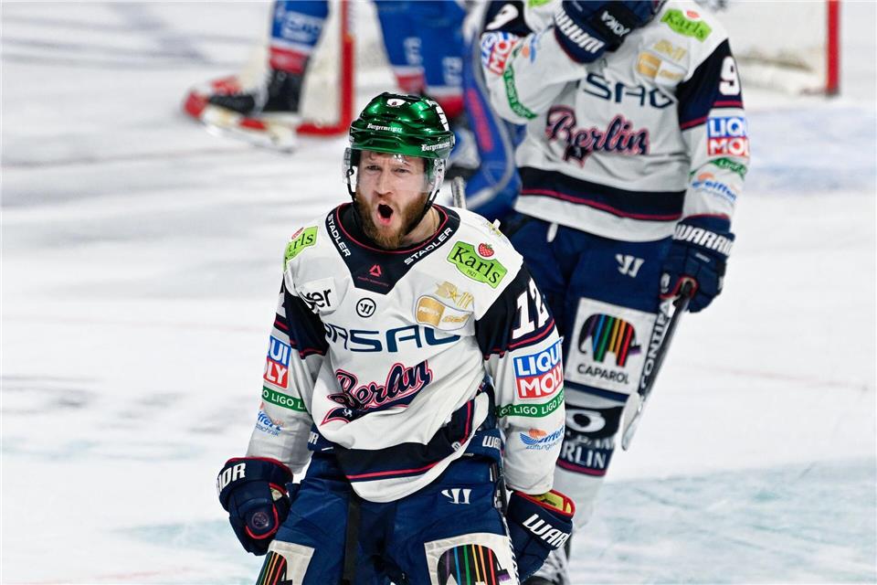 Eric Mik gelang beim 5:1 der Eisbären Berlin in Mannheim der erste Final-Hattrick eines Verteidigers in der DEL-Geschichte.Uwe Anspach/dpa