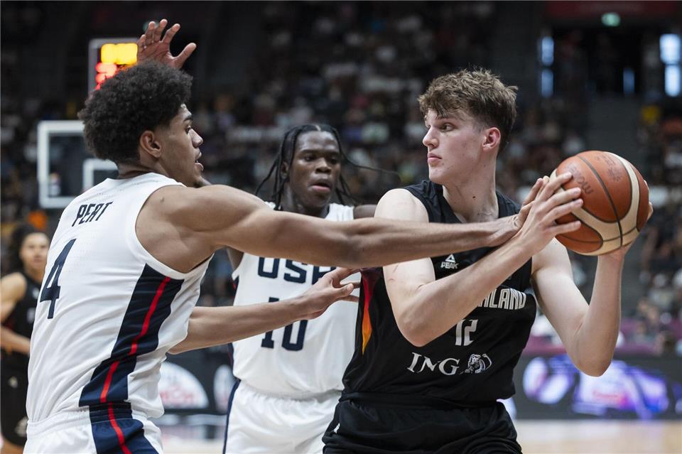 Eric Reibe (rechts) ist einer der deutschen Nachwuchsbasketballer, die an einem College in den USA spielen. (Archivbild)Cyril Zingaro/KEYSTONE/dpa