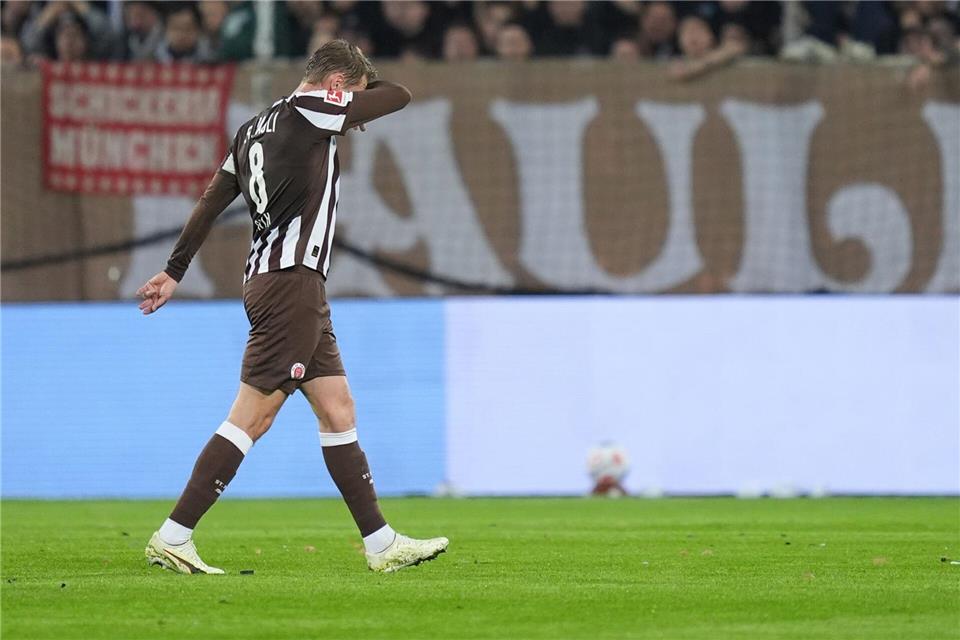 Eric Smith (FC St. Pauli) geht nach seinem Platzverweis vom Spielfeld.Marcus Brandt/dpa
