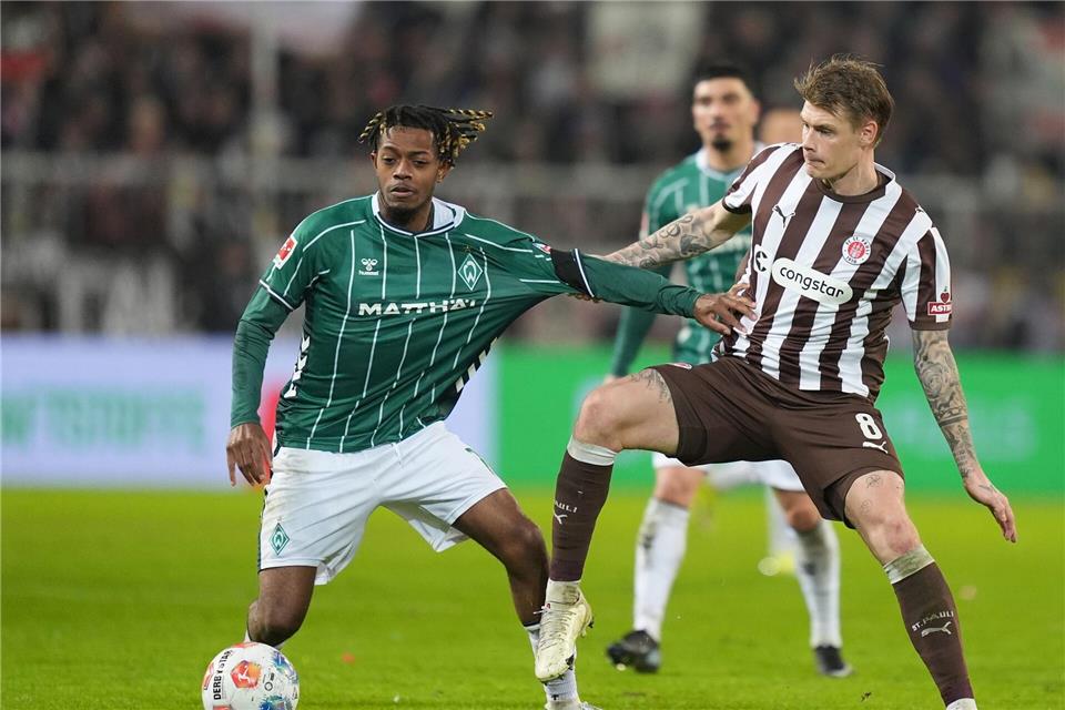 Eric Smith (r, FC St. Pauli) und Samuel Mbangula (Werder Bremen) kämpfen um den Ball. (Archivbild)Marcus Brandt/dpa