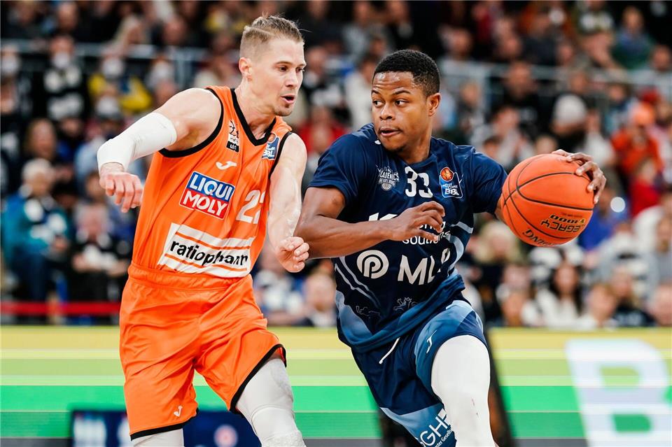 Eric Washington (r.) wechselt von Jena nach Chemnitz. (Archivbild)Uwe Anspach/dpa