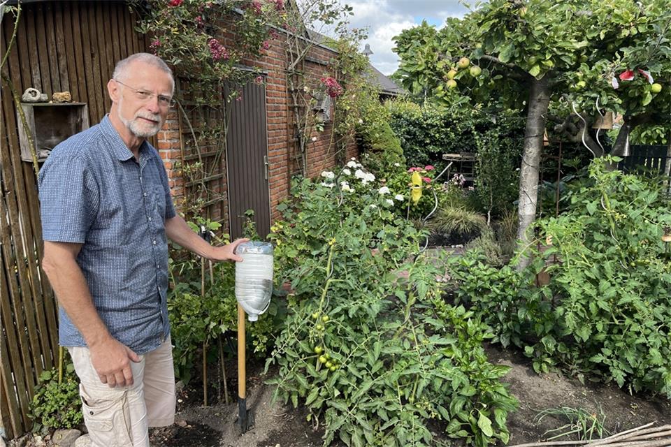 Erich Wurzbacher setzt in seinem Garten auf eine Wasser-sparende Bewässerung der Pflanzen.
